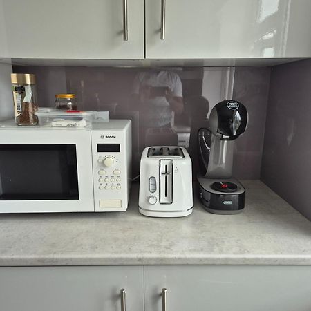 Lovely & Beautiful 2 Bed-Apartment In 보어햄우드 외부 사진