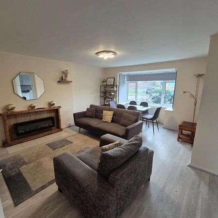 Lovely & Beautiful 2 Bed-Apartment In 보어햄우드 외부 사진