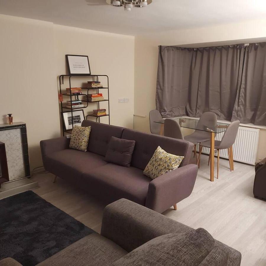 Lovely & Beautiful 2 Bed-Apartment In 보어햄우드 외부 사진