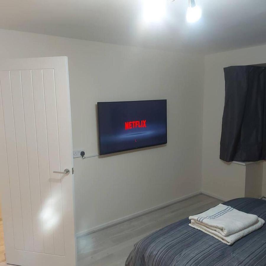 Lovely & Beautiful 2 Bed-Apartment In 보어햄우드 외부 사진