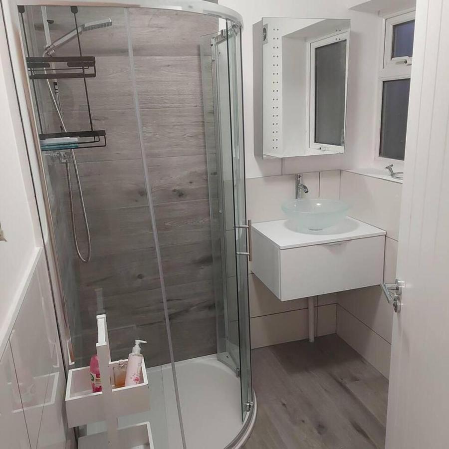 Lovely & Beautiful 2 Bed-Apartment In 보어햄우드 외부 사진