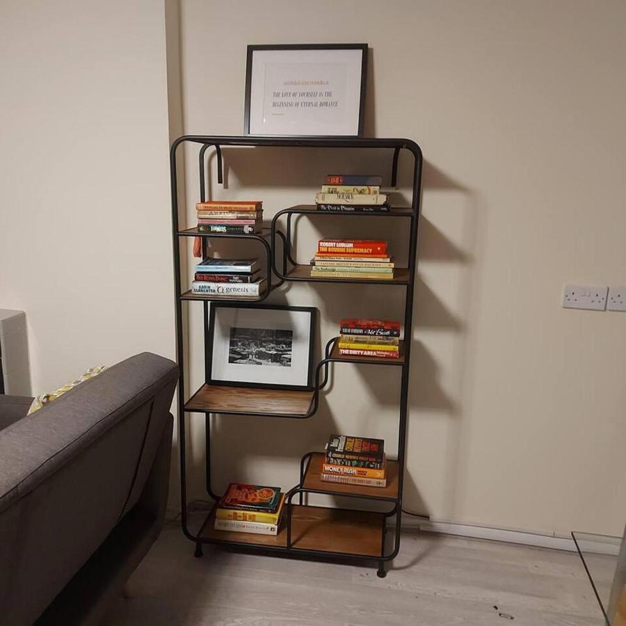 Lovely & Beautiful 2 Bed-Apartment In 보어햄우드 외부 사진