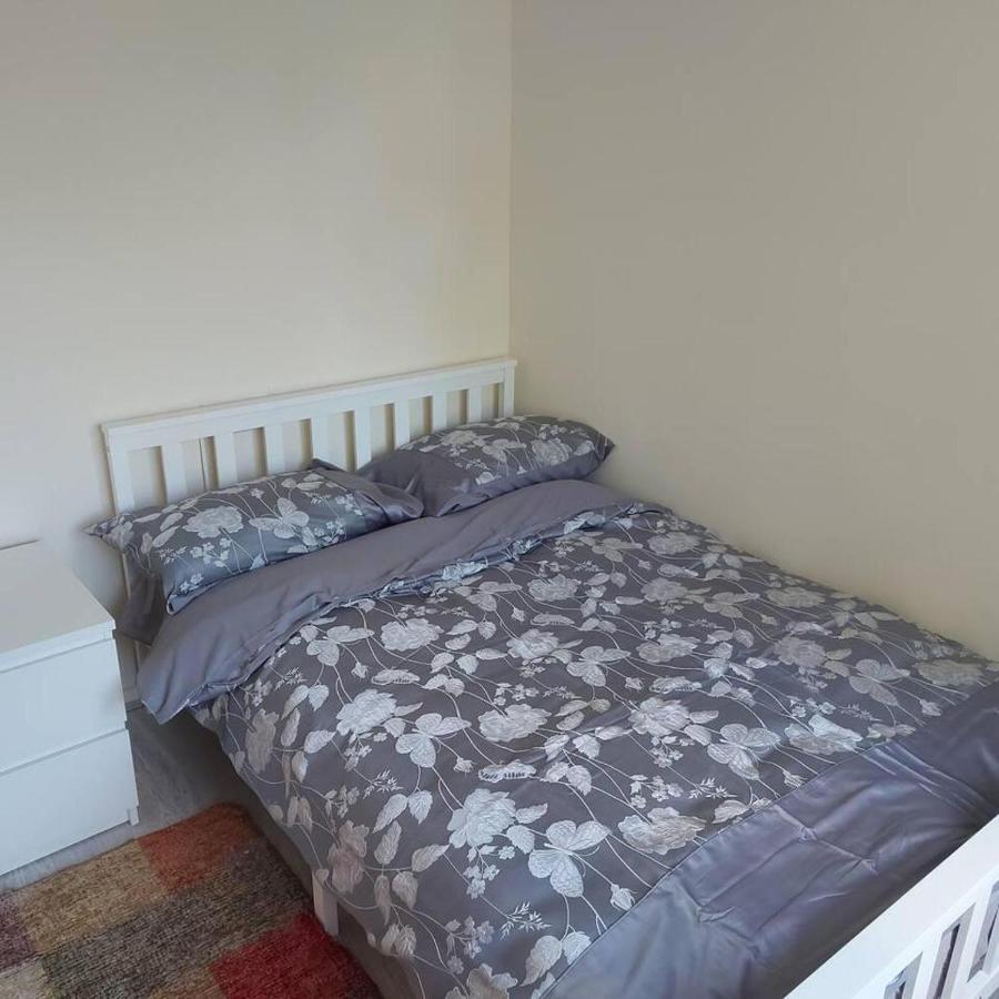 Lovely & Beautiful 2 Bed-Apartment In 보어햄우드 외부 사진