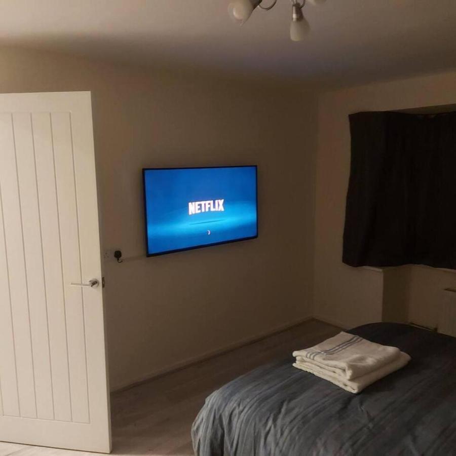 Lovely & Beautiful 2 Bed-Apartment In 보어햄우드 외부 사진