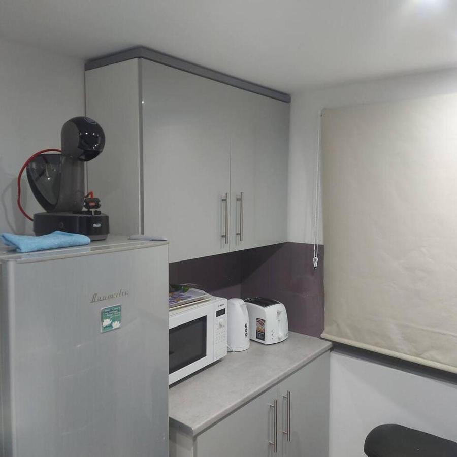 Lovely & Beautiful 2 Bed-Apartment In 보어햄우드 외부 사진