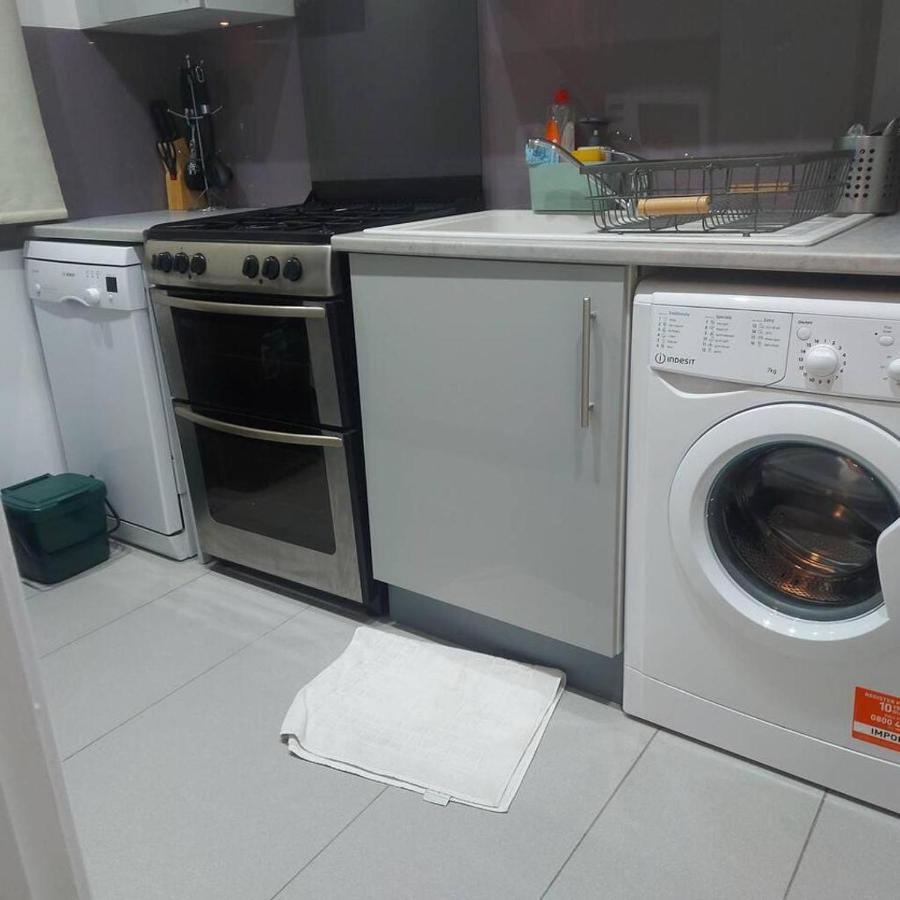 Lovely & Beautiful 2 Bed-Apartment In 보어햄우드 외부 사진