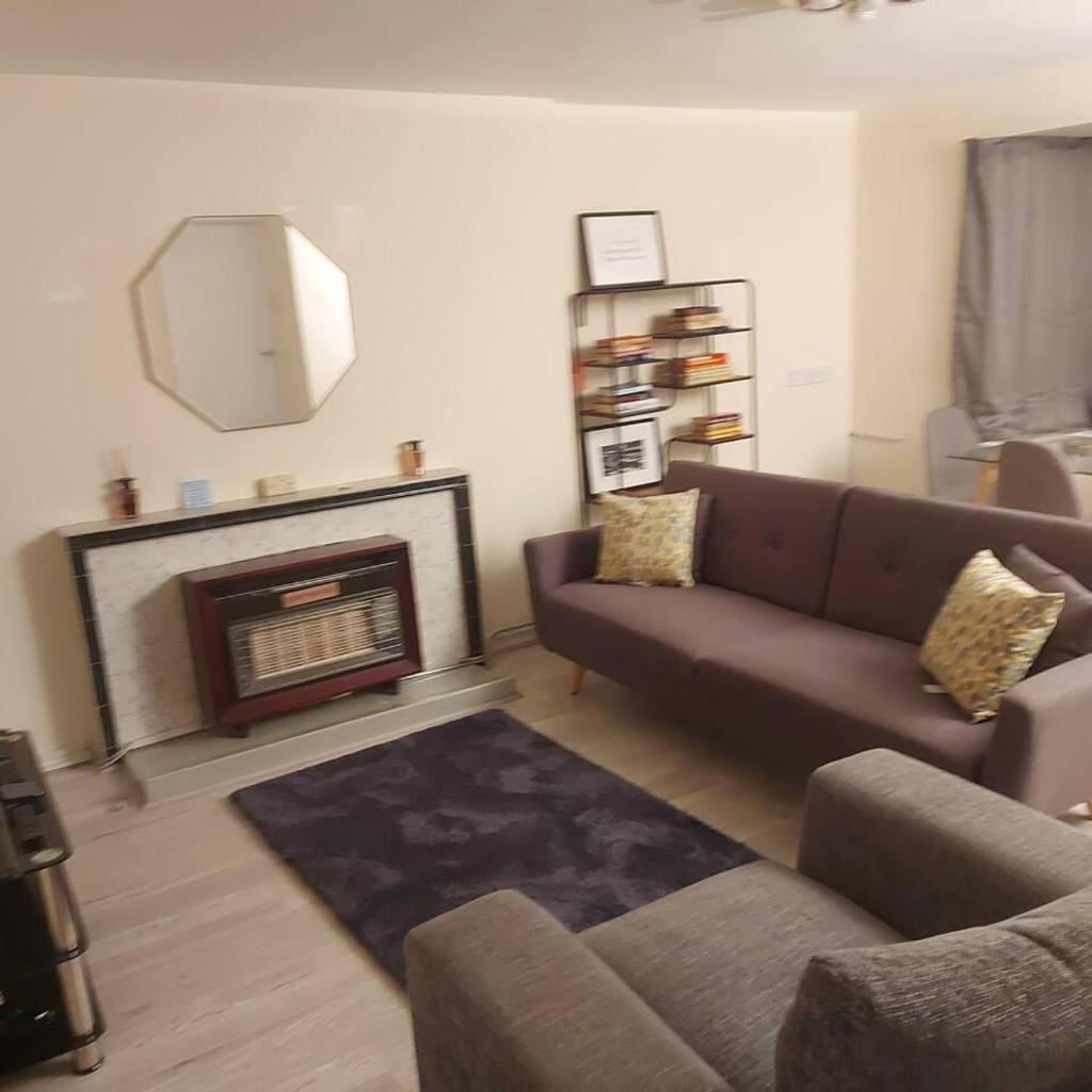 Lovely & Beautiful 2 Bed-Apartment In 보어햄우드 외부 사진