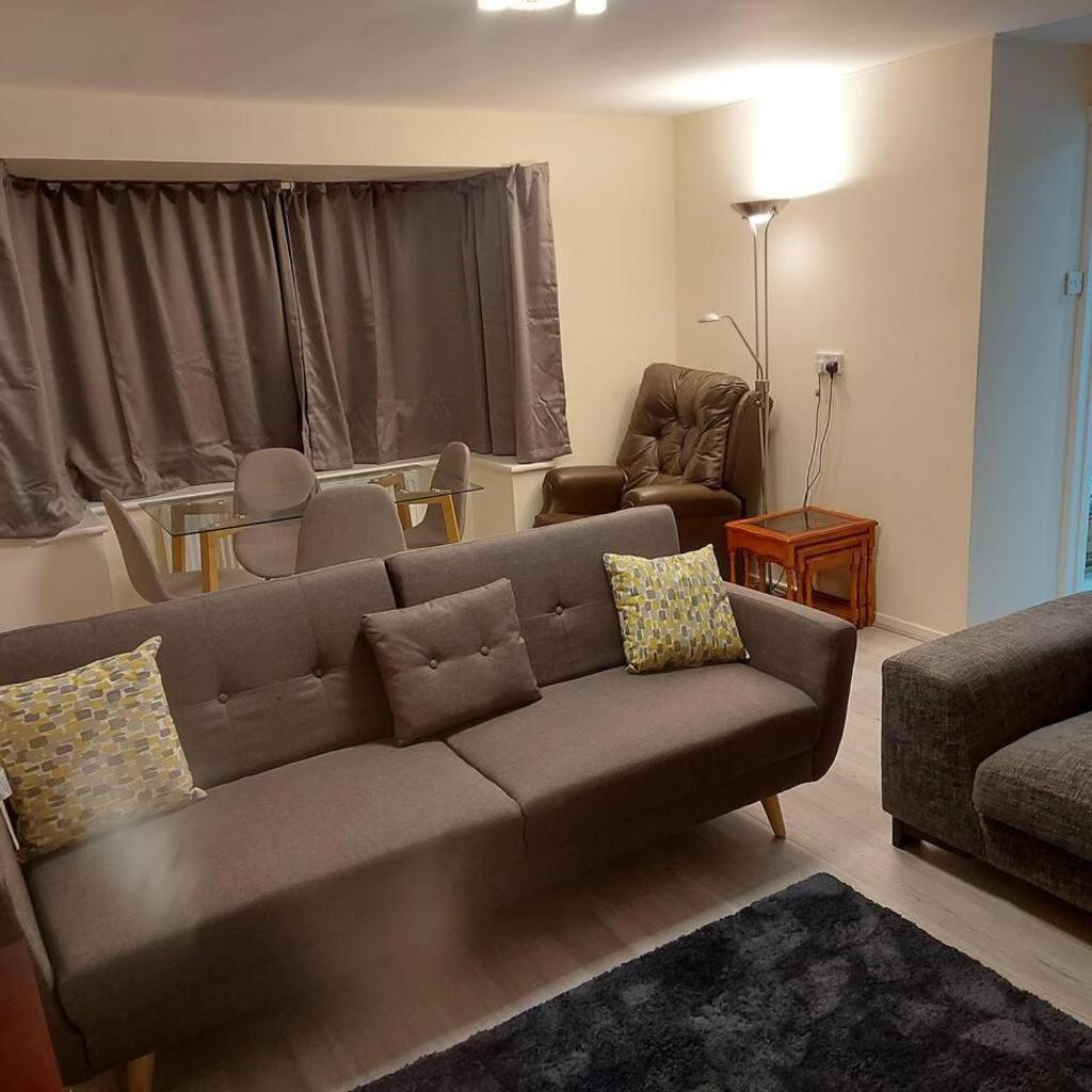 Lovely & Beautiful 2 Bed-Apartment In 보어햄우드 외부 사진