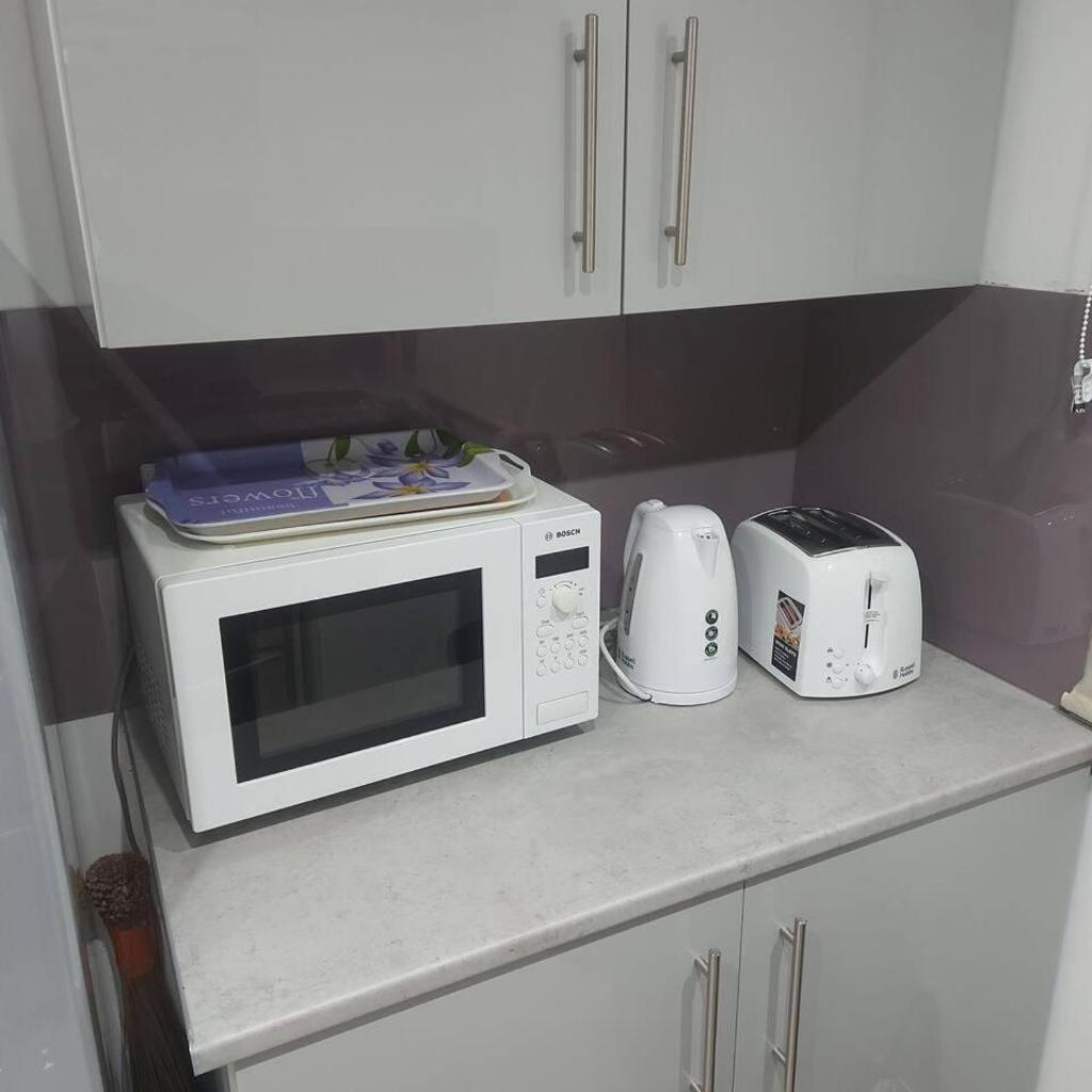 Lovely & Beautiful 2 Bed-Apartment In 보어햄우드 외부 사진