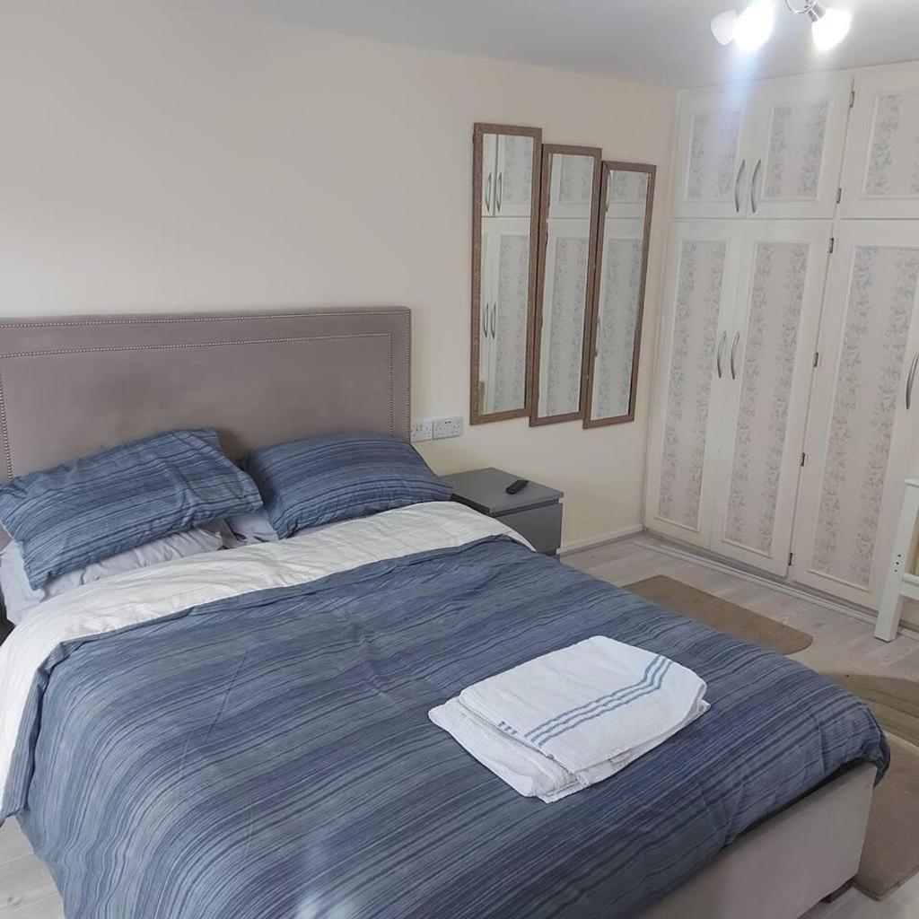 Lovely & Beautiful 2 Bed-Apartment In 보어햄우드 외부 사진