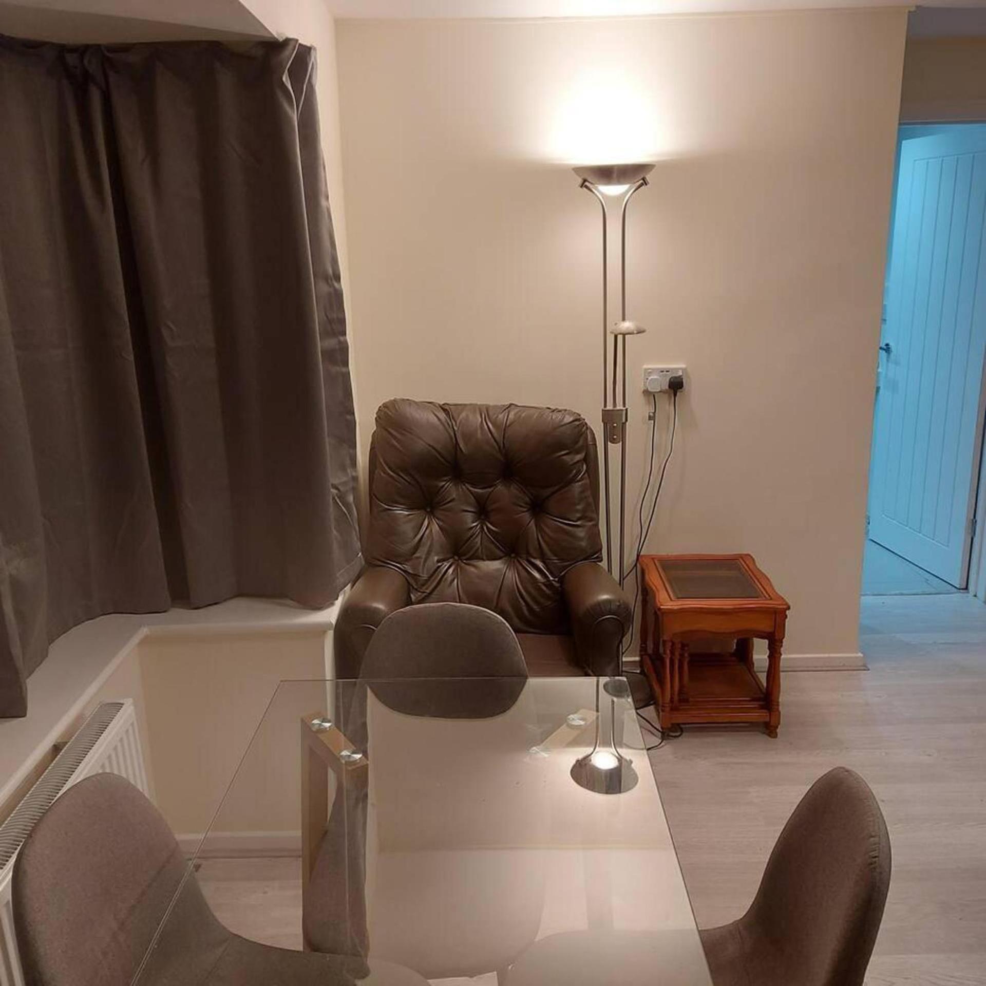 Lovely & Beautiful 2 Bed-Apartment In 보어햄우드 외부 사진