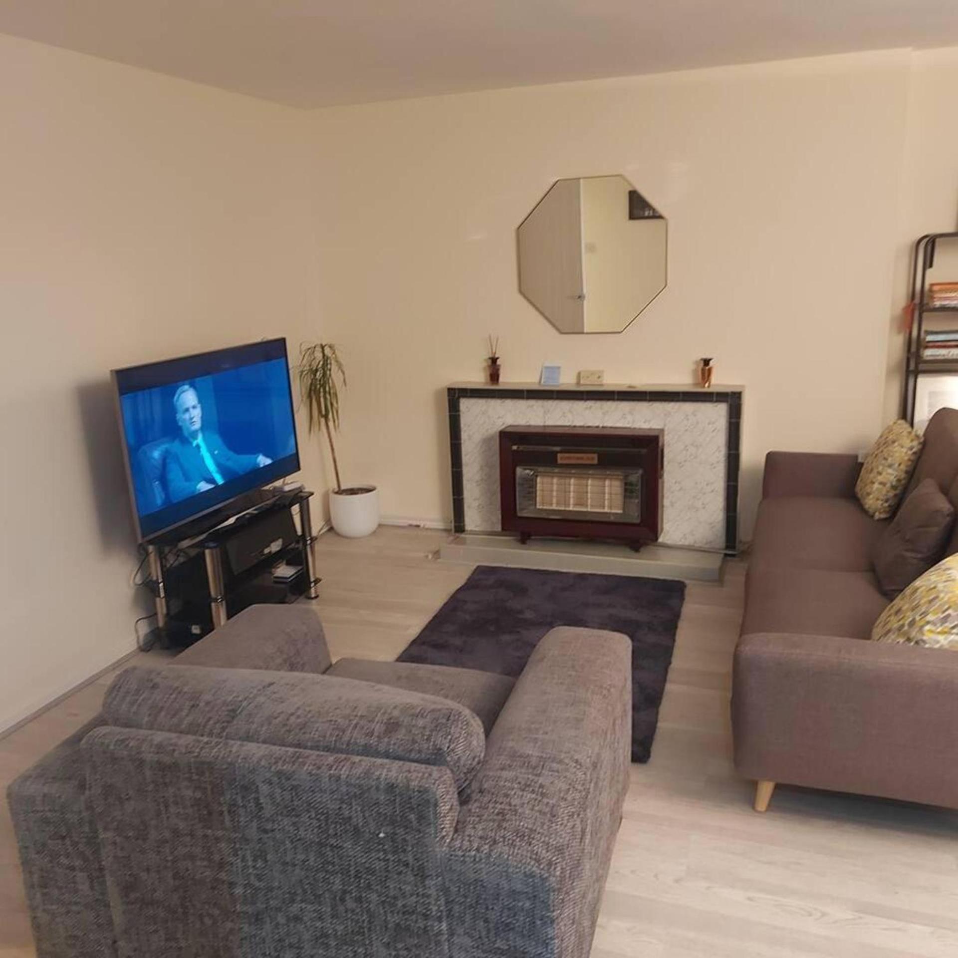 Lovely & Beautiful 2 Bed-Apartment In 보어햄우드 외부 사진