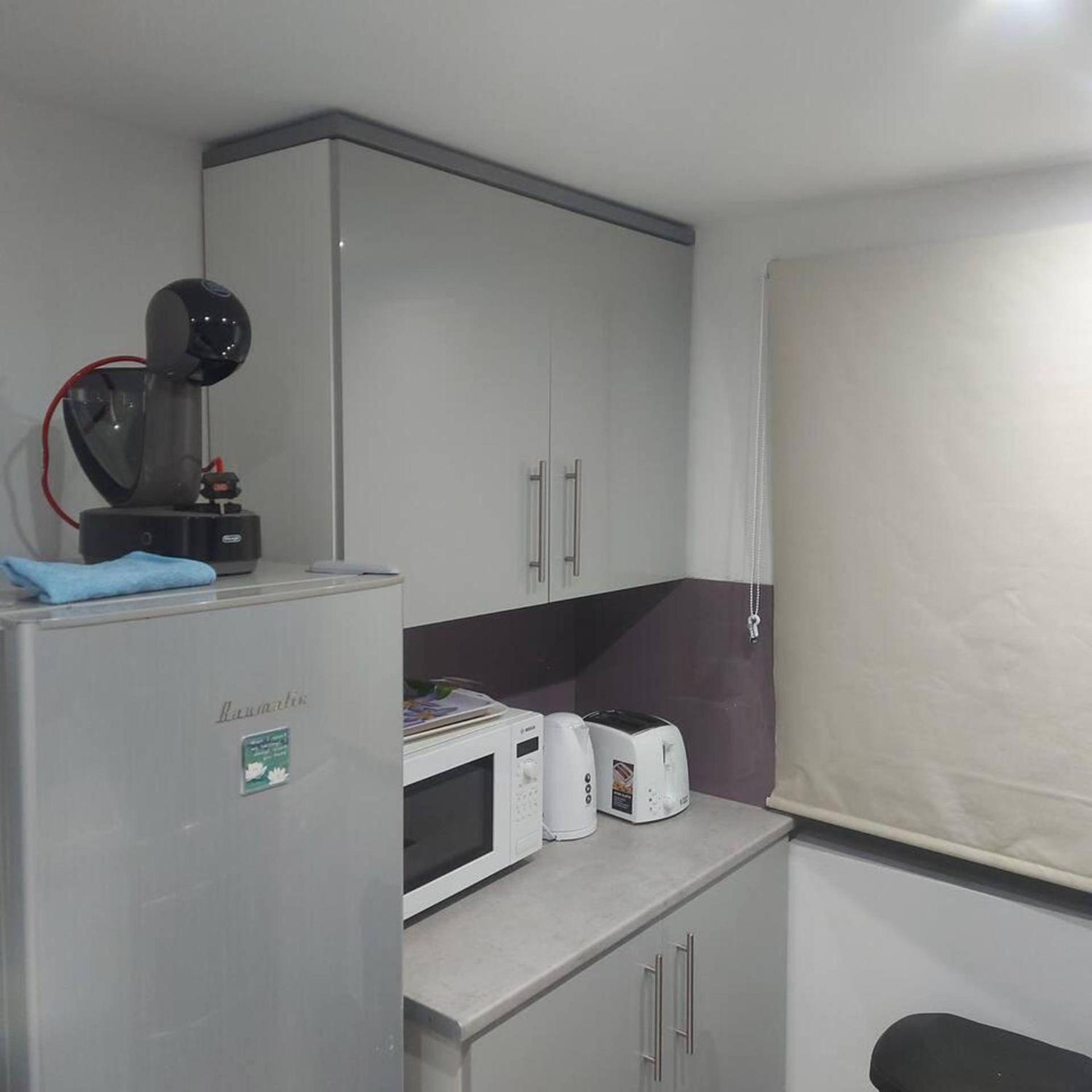 Lovely & Beautiful 2 Bed-Apartment In 보어햄우드 외부 사진