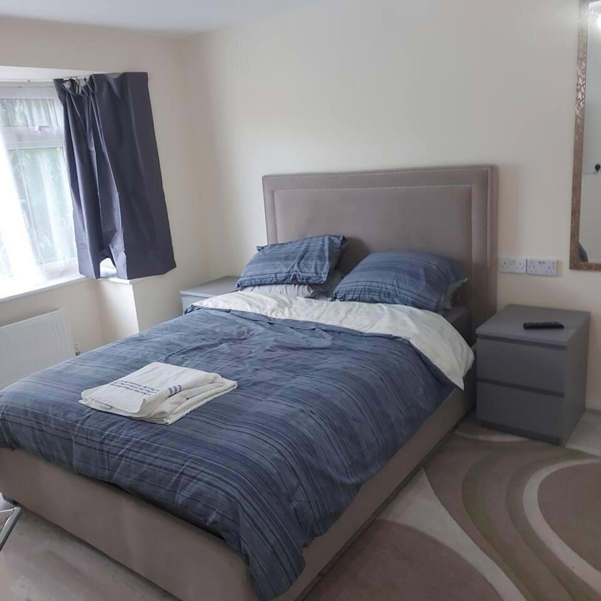 Lovely & Beautiful 2 Bed-Apartment In 보어햄우드 외부 사진