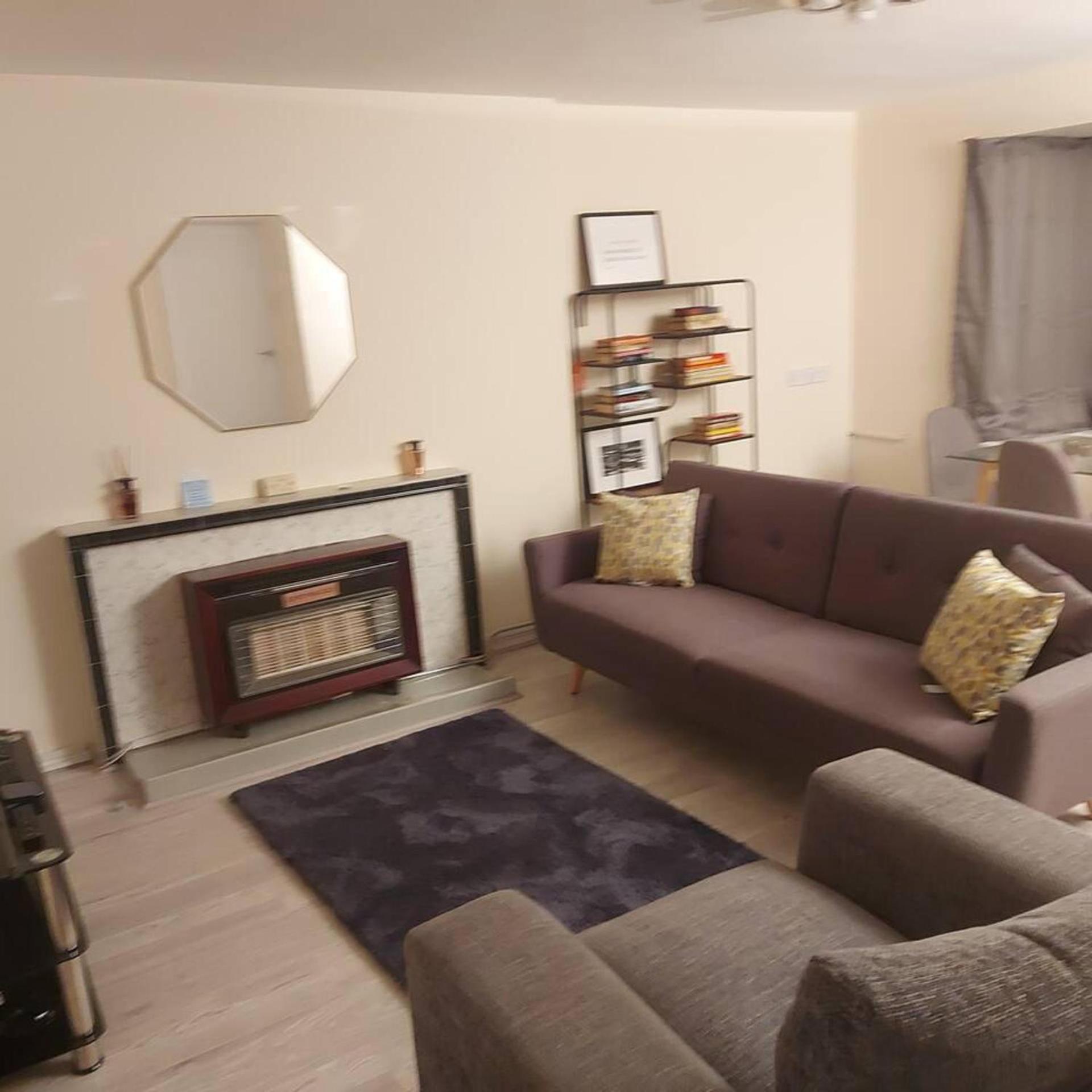 Lovely & Beautiful 2 Bed-Apartment In 보어햄우드 외부 사진