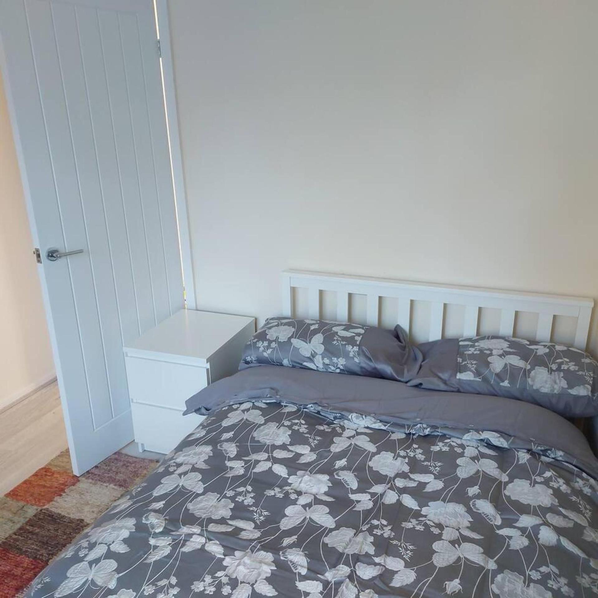 Lovely & Beautiful 2 Bed-Apartment In 보어햄우드 외부 사진