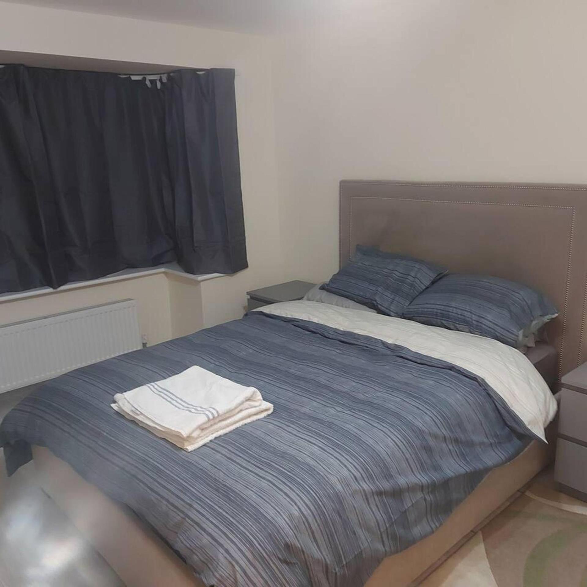 Lovely & Beautiful 2 Bed-Apartment In 보어햄우드 외부 사진