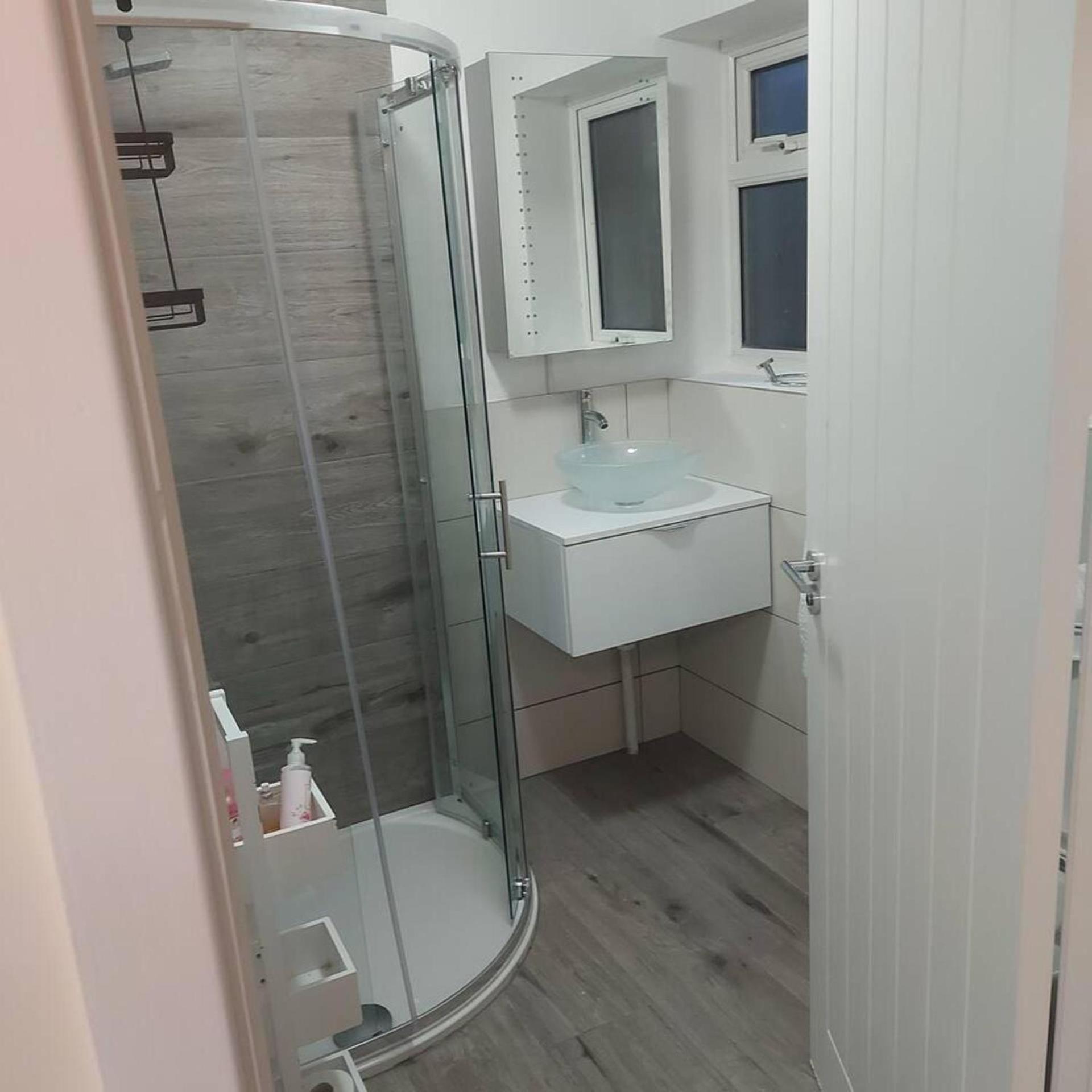 Lovely & Beautiful 2 Bed-Apartment In 보어햄우드 외부 사진