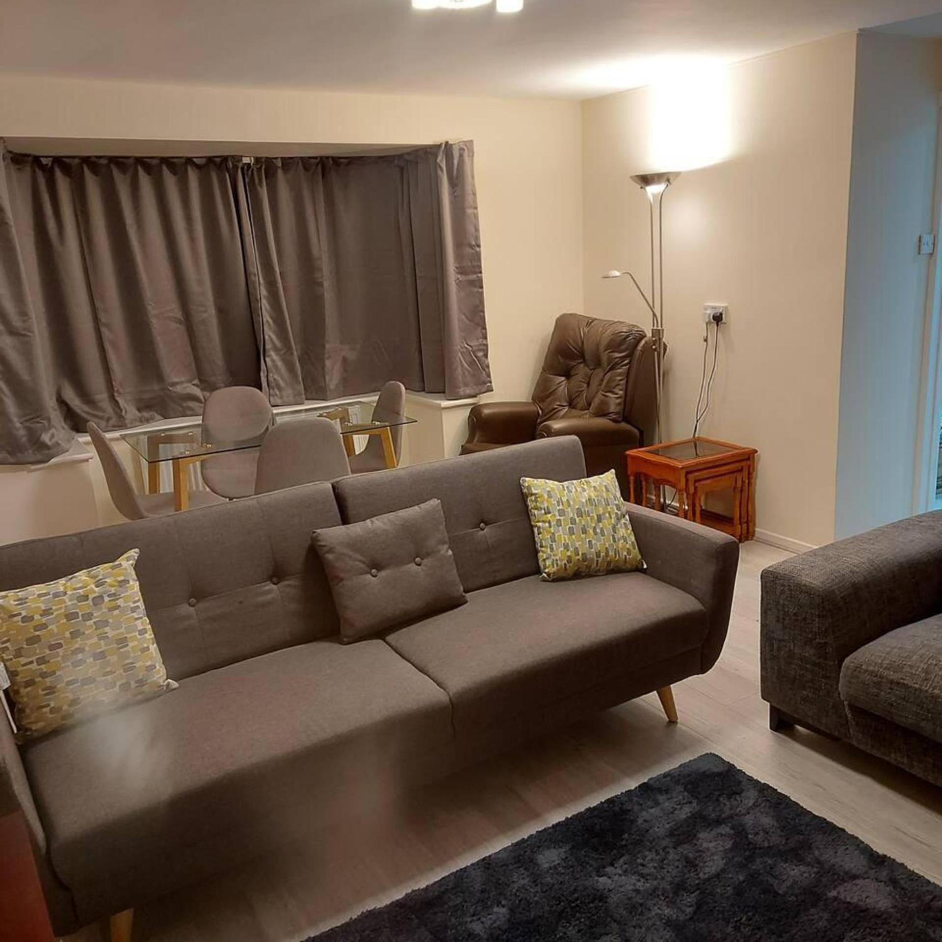 Lovely & Beautiful 2 Bed-Apartment In 보어햄우드 외부 사진