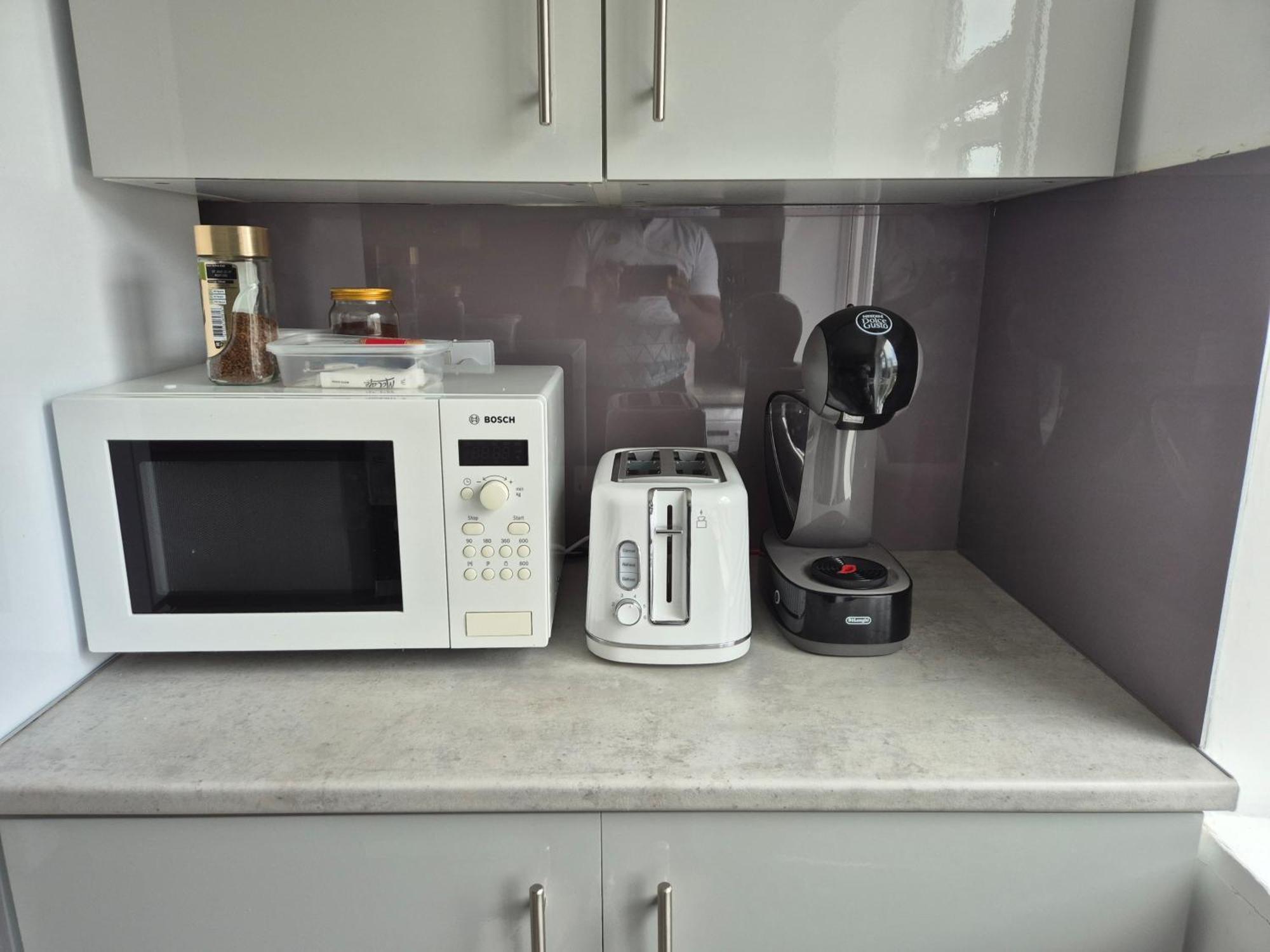 Lovely & Beautiful 2 Bed-Apartment In 보어햄우드 외부 사진