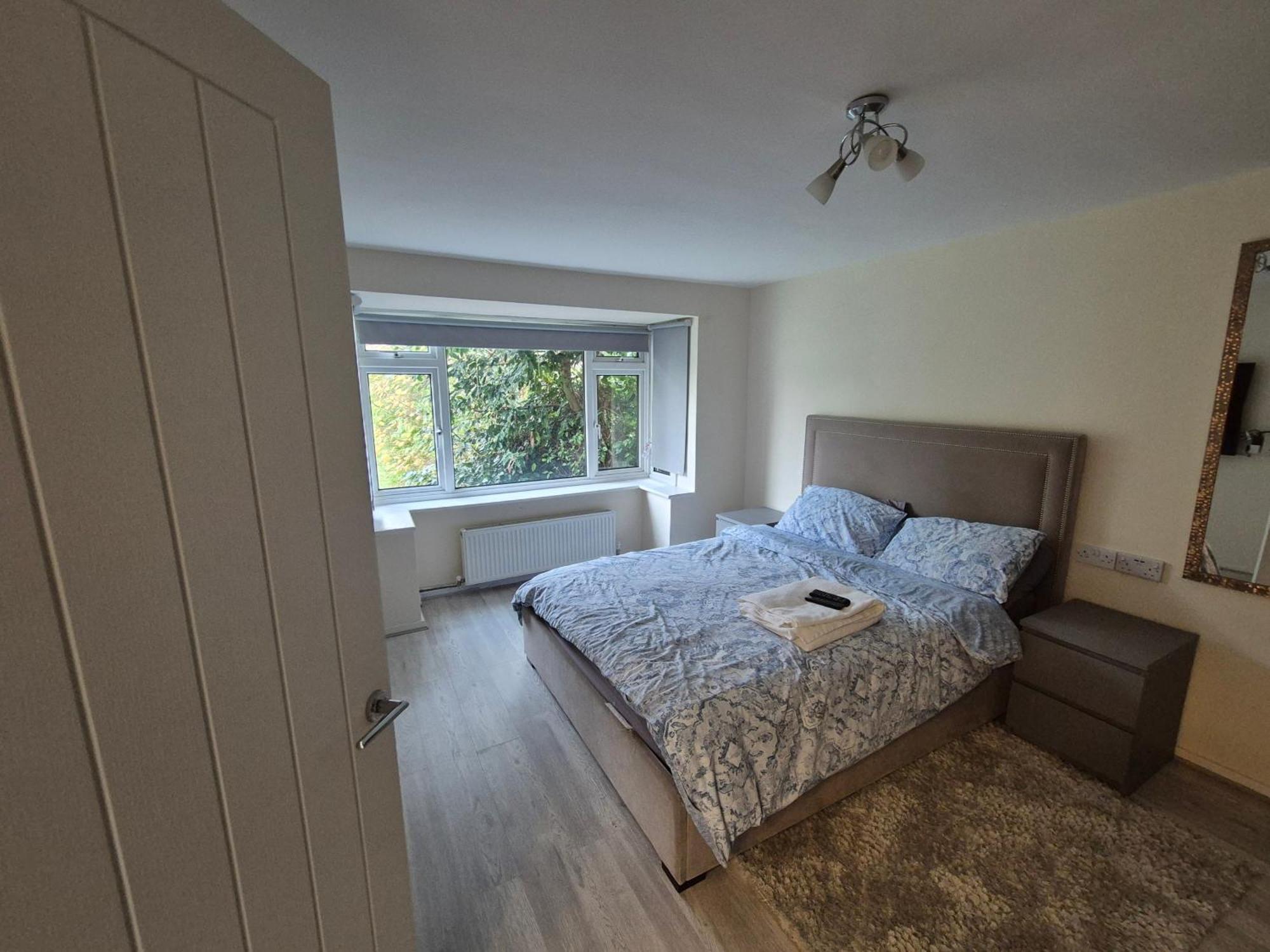 Lovely & Beautiful 2 Bed-Apartment In 보어햄우드 외부 사진
