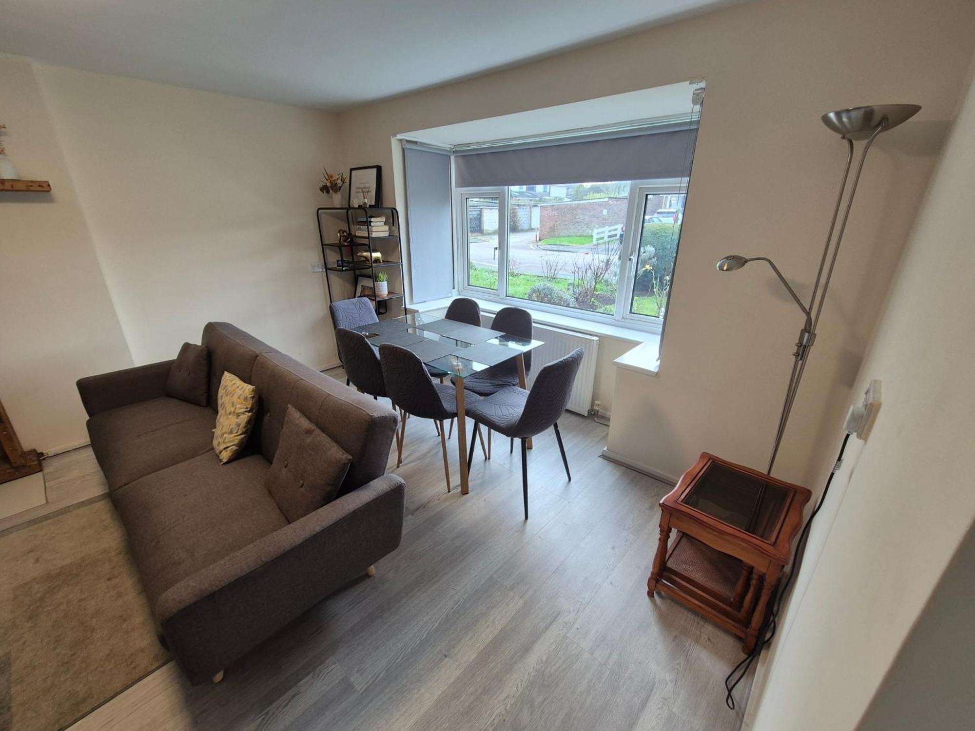 Lovely & Beautiful 2 Bed-Apartment In 보어햄우드 외부 사진