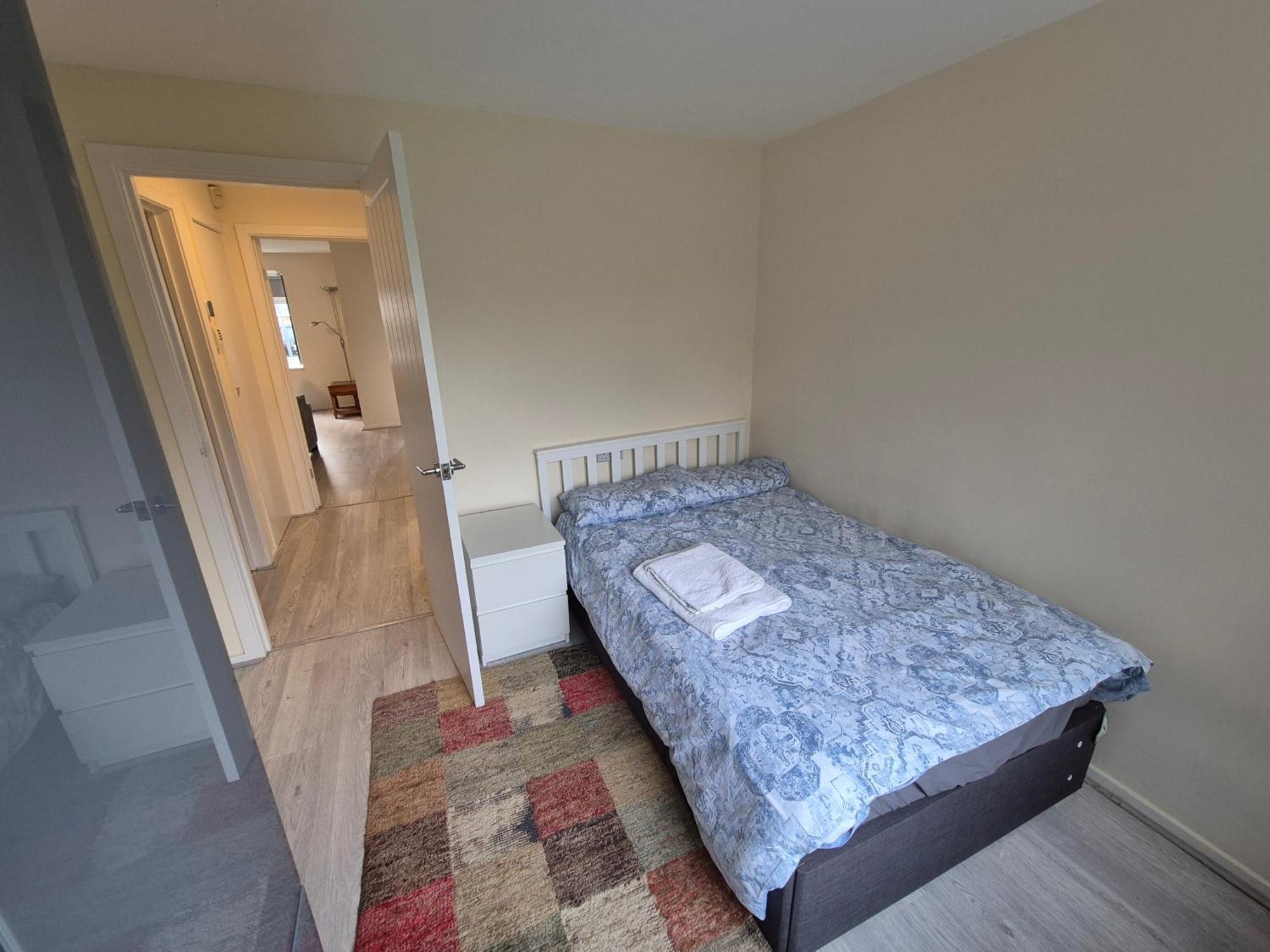 Lovely & Beautiful 2 Bed-Apartment In 보어햄우드 외부 사진