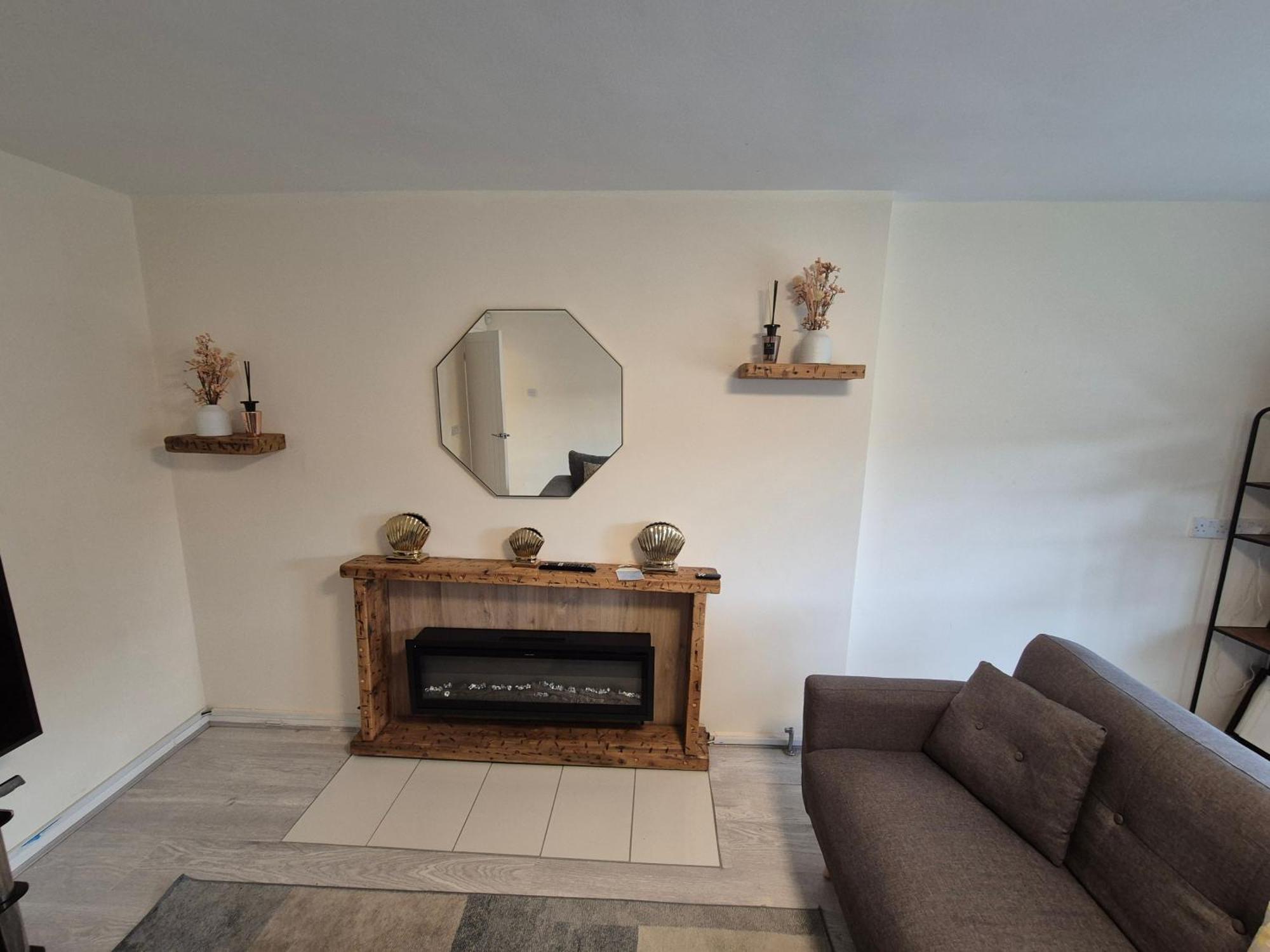 Lovely & Beautiful 2 Bed-Apartment In 보어햄우드 외부 사진