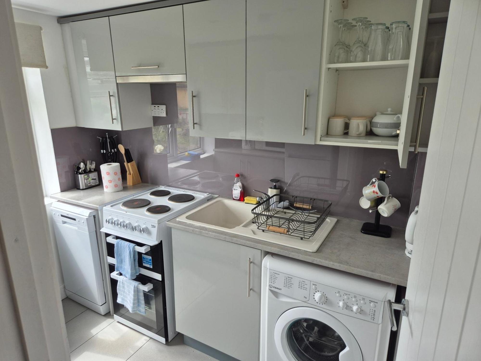 Lovely & Beautiful 2 Bed-Apartment In 보어햄우드 외부 사진