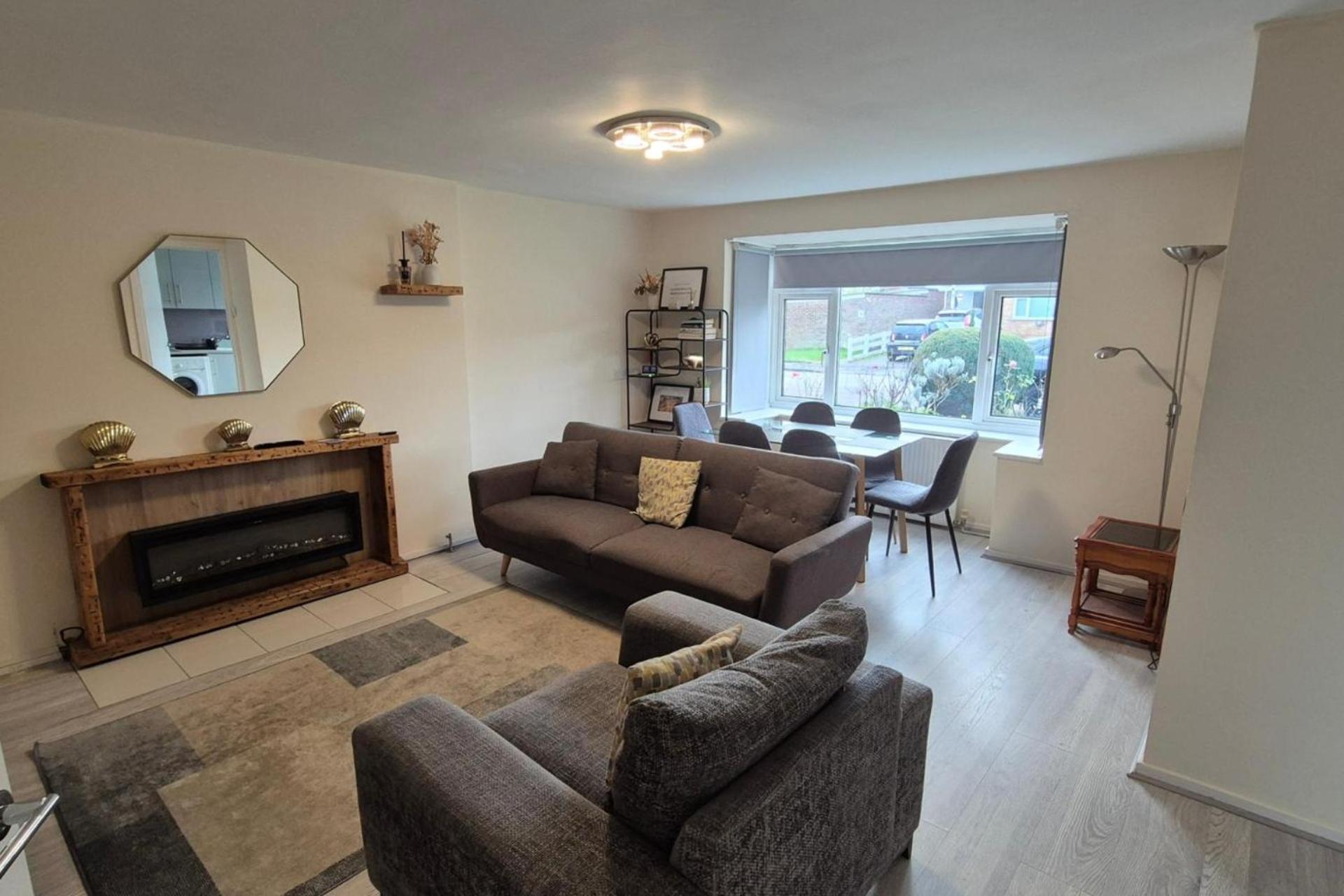 Lovely & Beautiful 2 Bed-Apartment In 보어햄우드 외부 사진