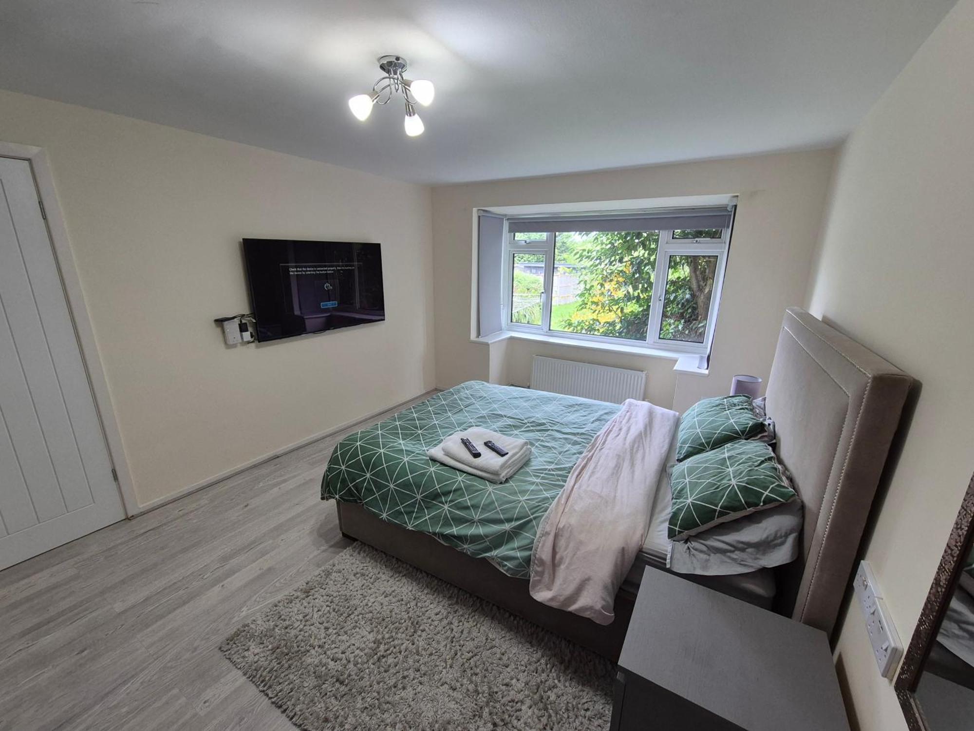 Lovely & Beautiful 2 Bed-Apartment In 보어햄우드 외부 사진