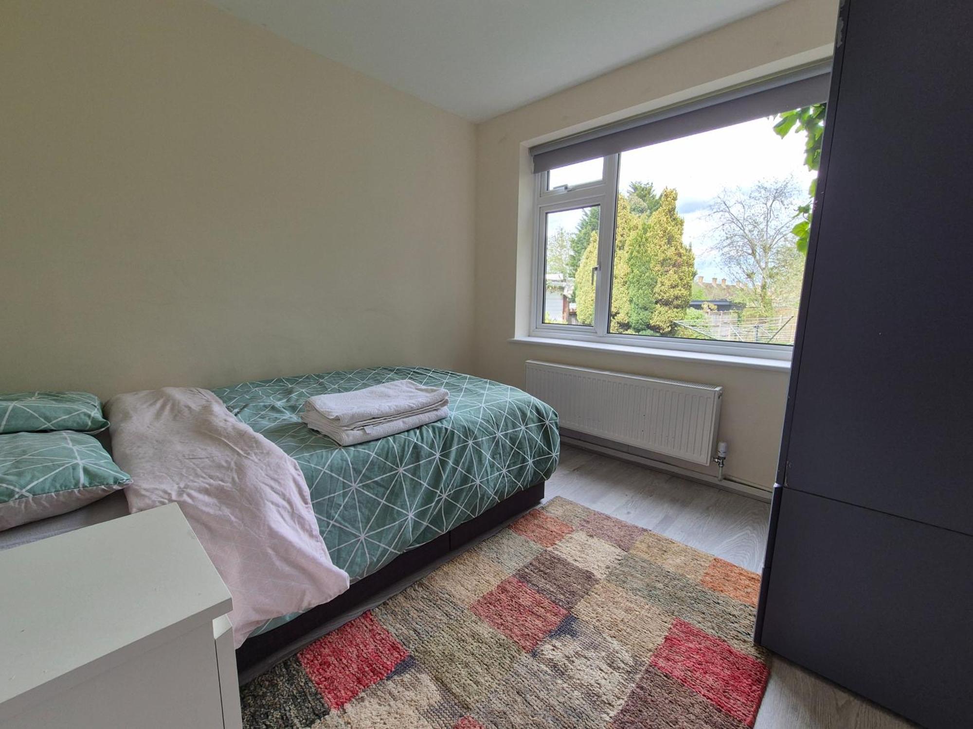 Lovely & Beautiful 2 Bed-Apartment In 보어햄우드 외부 사진