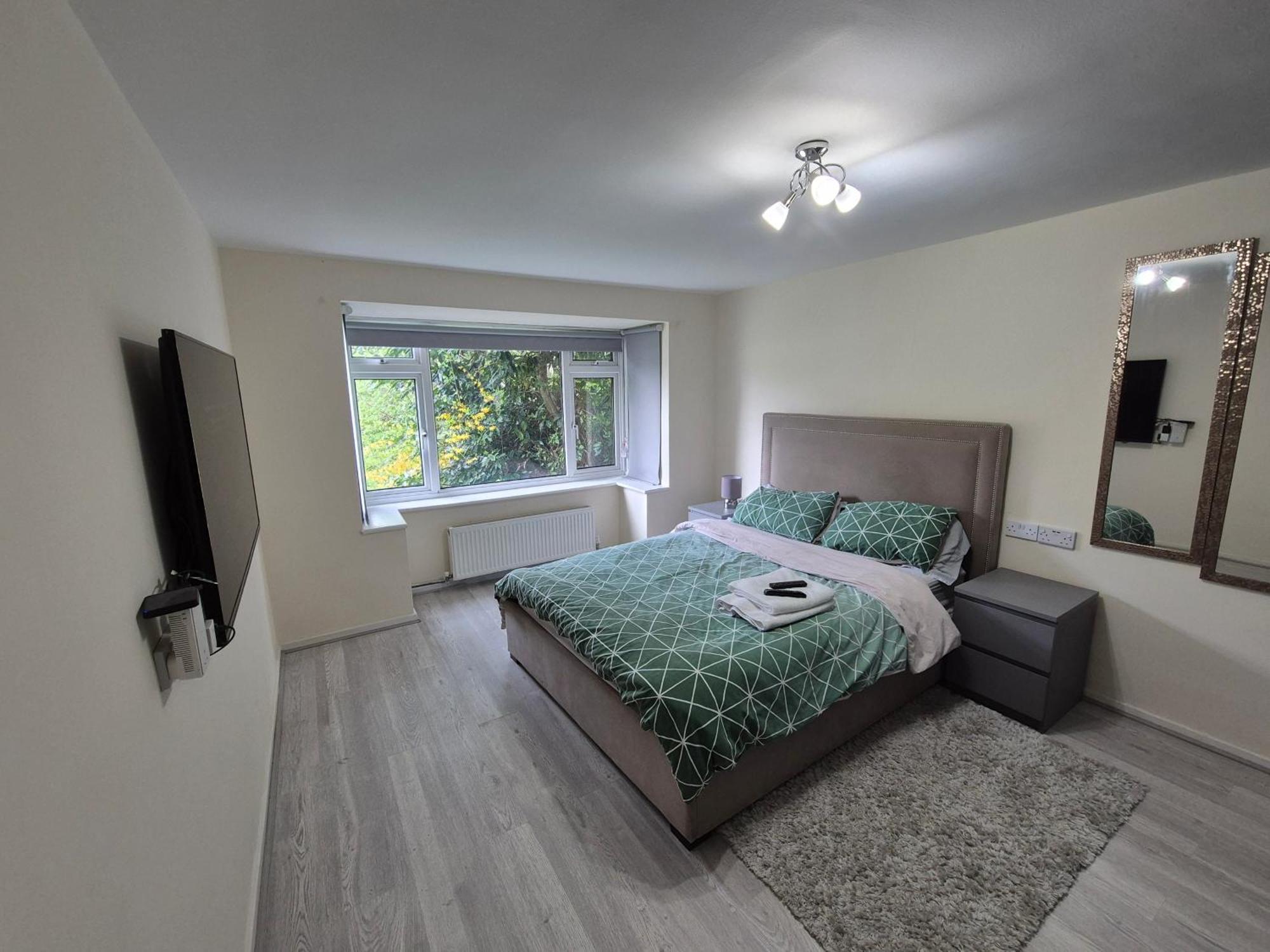 Lovely & Beautiful 2 Bed-Apartment In 보어햄우드 외부 사진